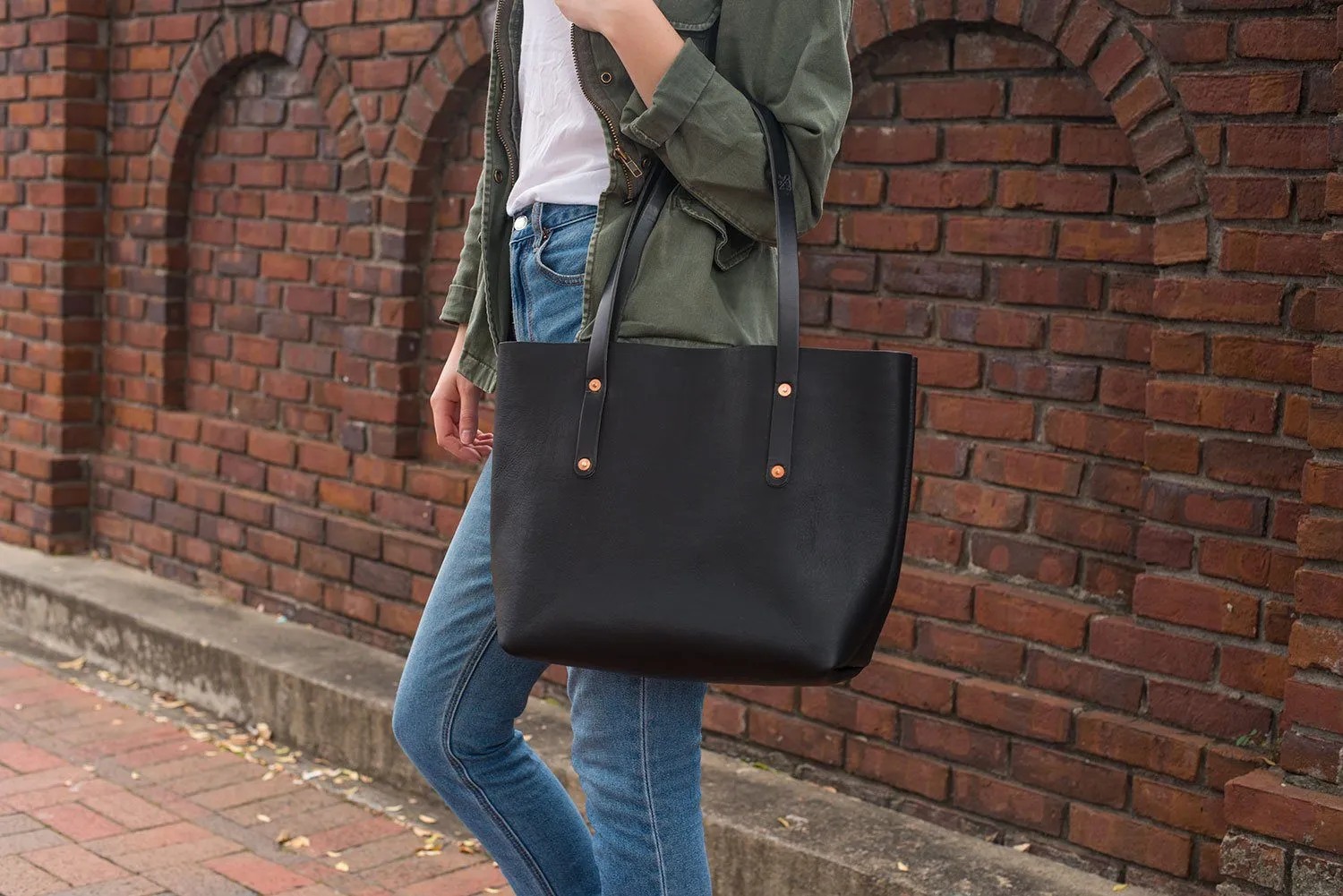 AVERY LEATHER TOTE BAG - MEDIUM  - IN STOCK