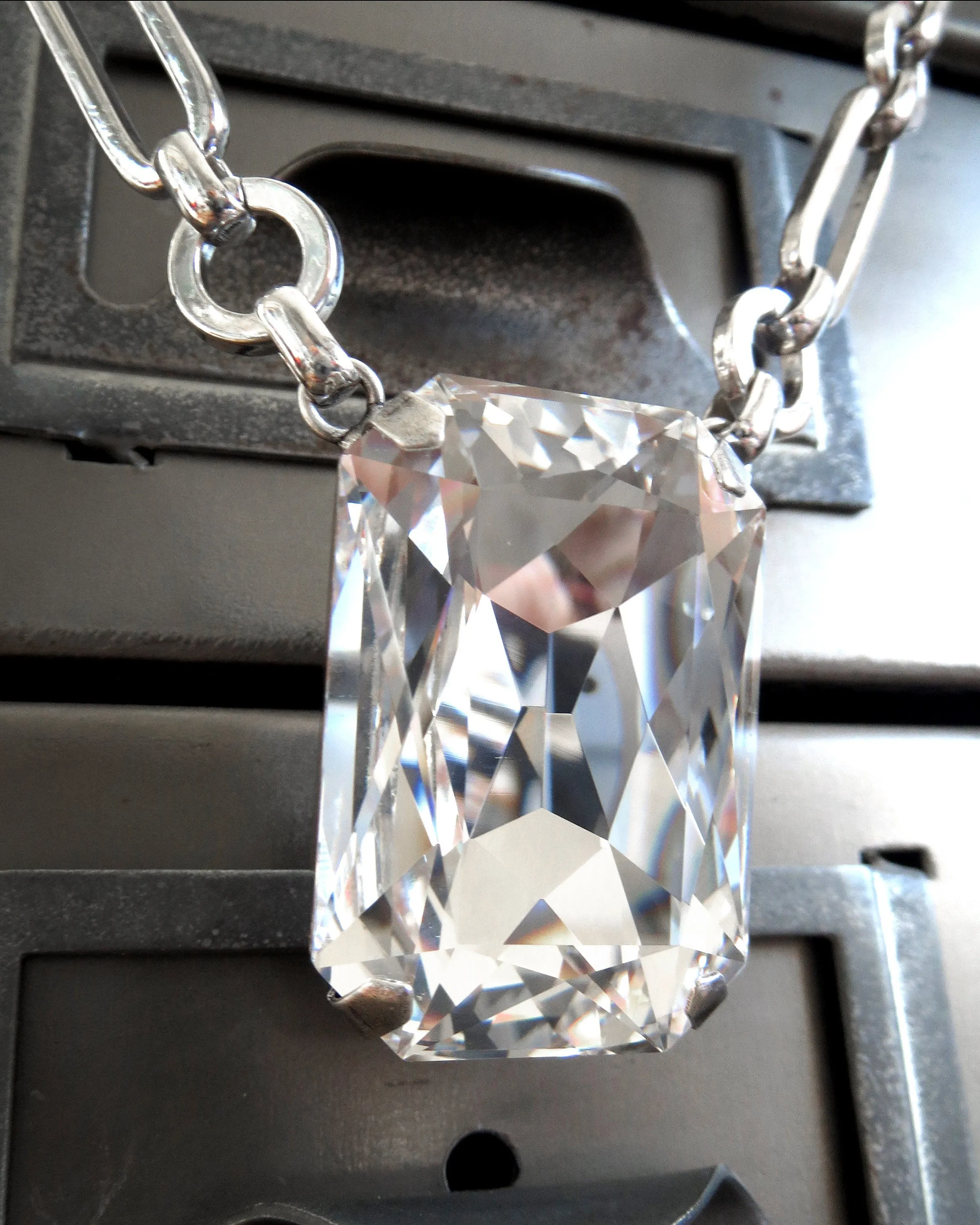 CLAIRVOYANT - Brilliant Clear Crystal Pendant Necklace