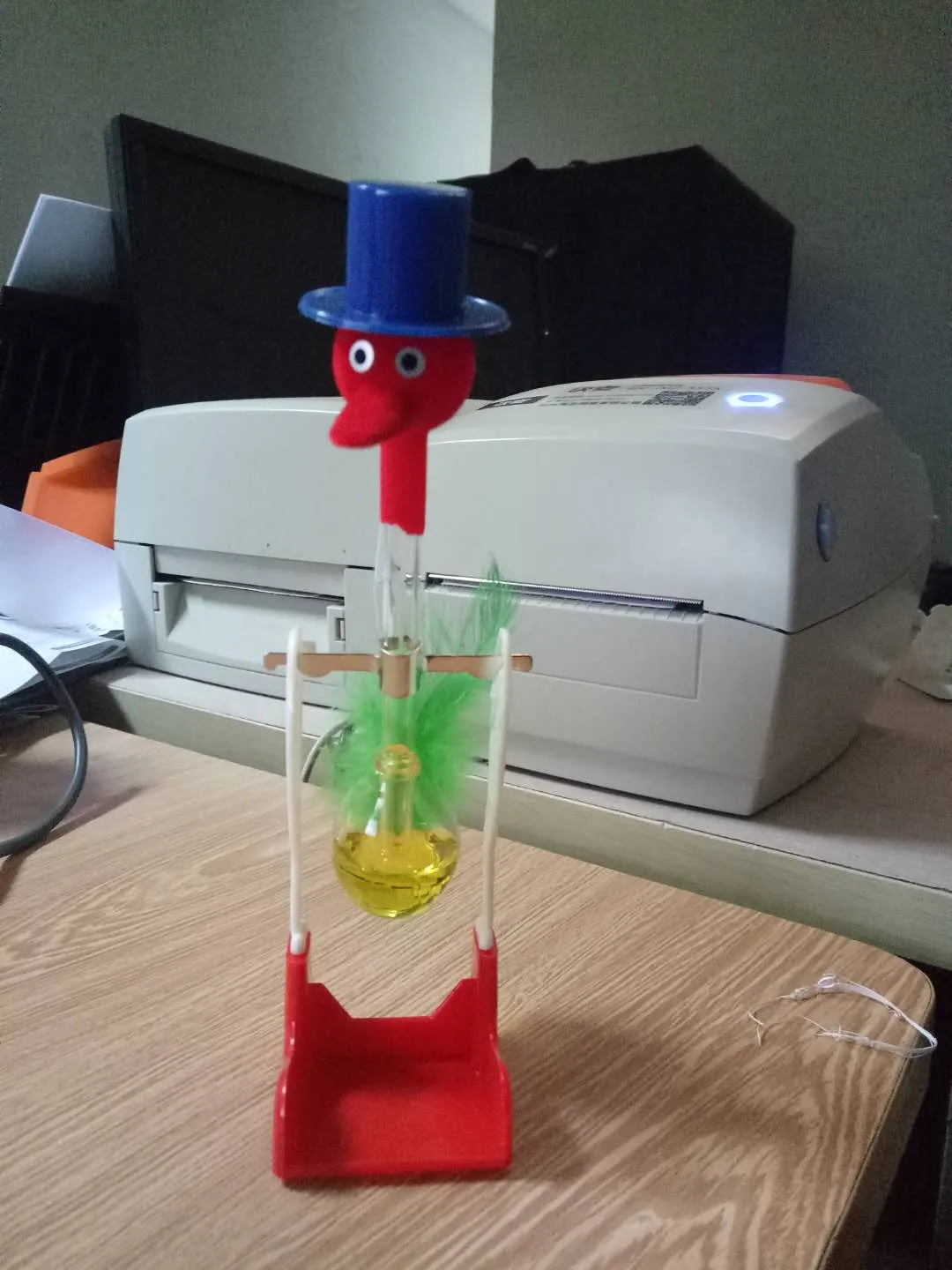 Creative Non-Stop Liquid Drinking Glass Lucky Bird Funny Duck Drink Water Desk Toy Perpetual Motion green