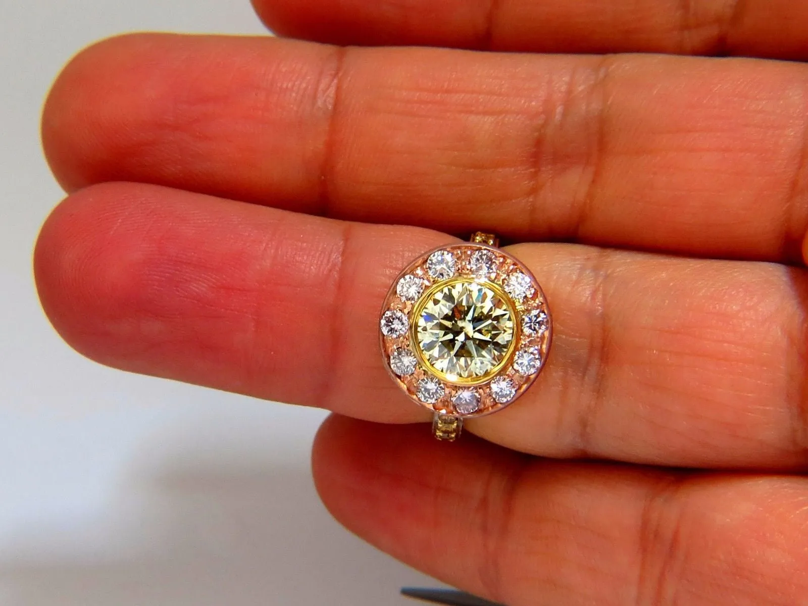 GIA certified 3.67ct Fancy Round Diamond ring circular flush deck
