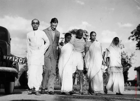 Mohandas Gandhi walking with Horace Alexander
