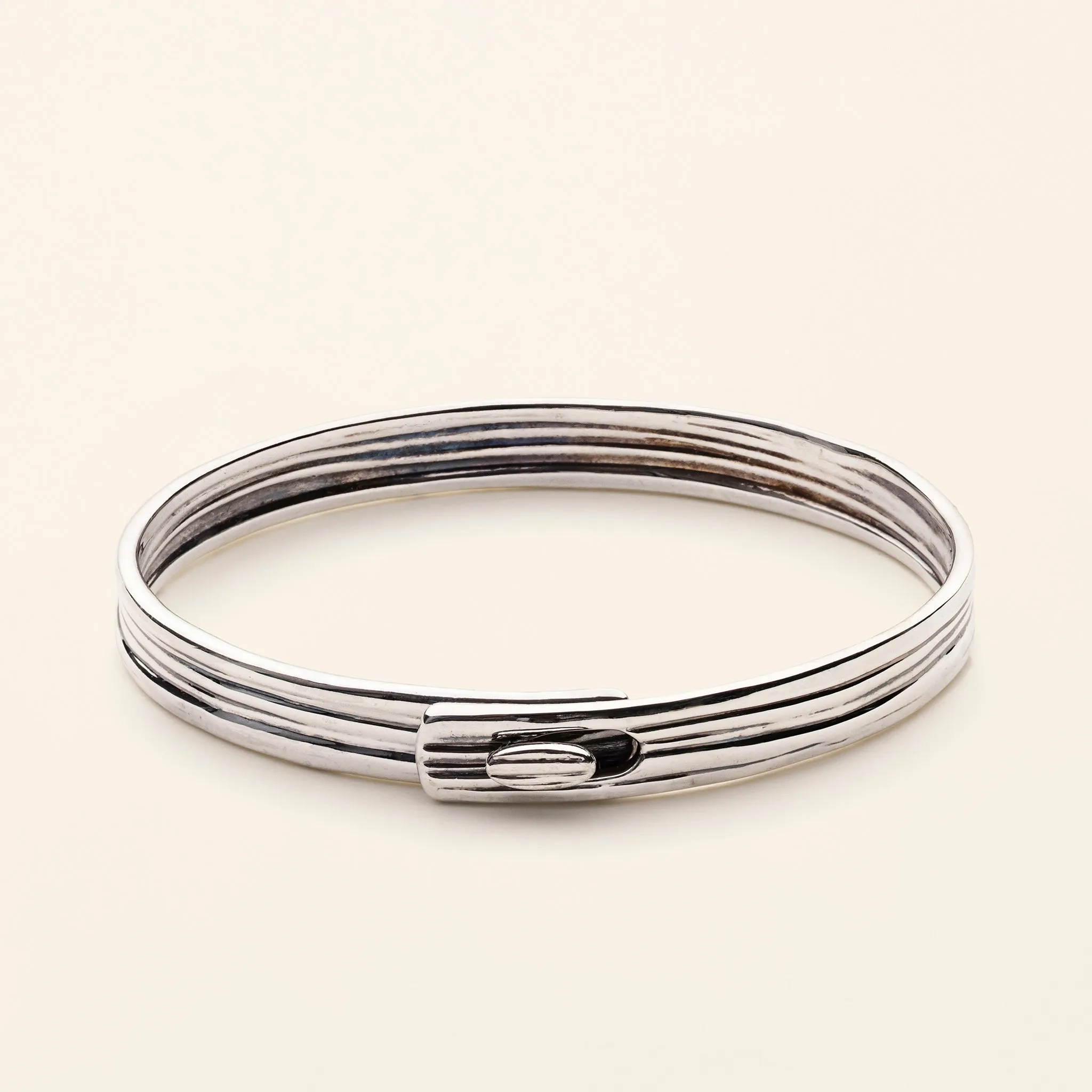 MULLL- click bracelet in shiny polished oxidized silver