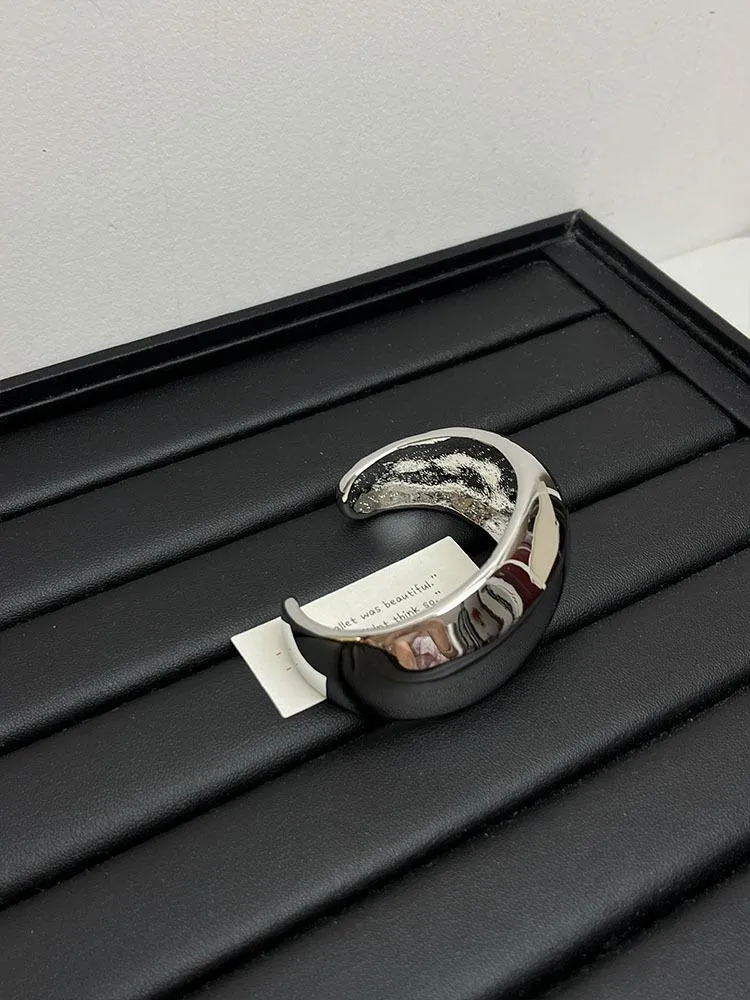 Open wide curved shiny bracelet
