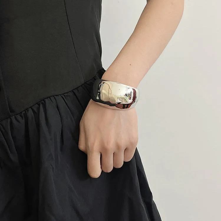 Open wide curved shiny bracelet
