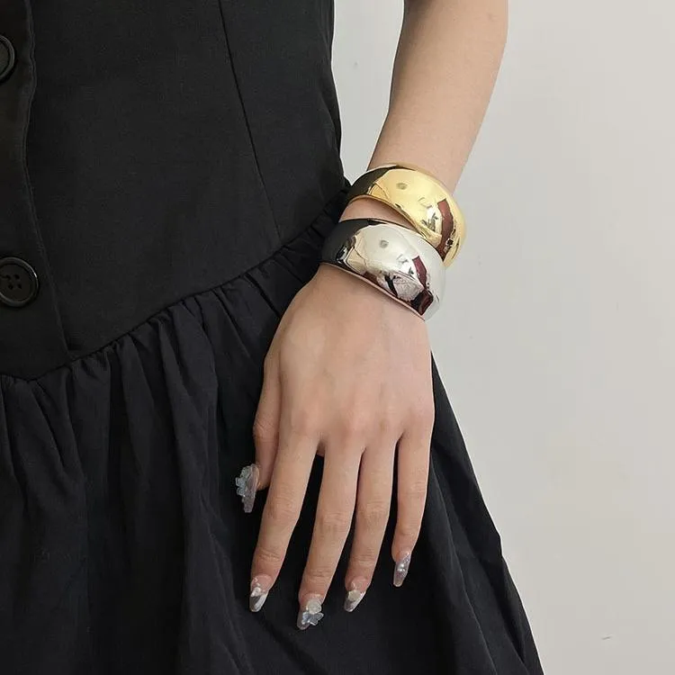 Open wide curved shiny bracelet